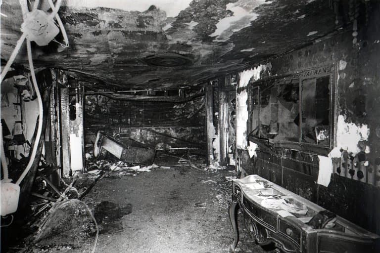 Una multitud abarrotada para la cena había estado esperando que el cantante John Davidson subiera al escenario, en Kentucky.