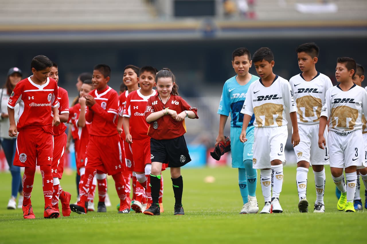 Los niños fueron protagonistas al representar a Pumas y a Toluca como parte del previo del juego, con una niña árbitro, como parte de la fiesta del duelo de la Jornada 16 de la Liga MX.