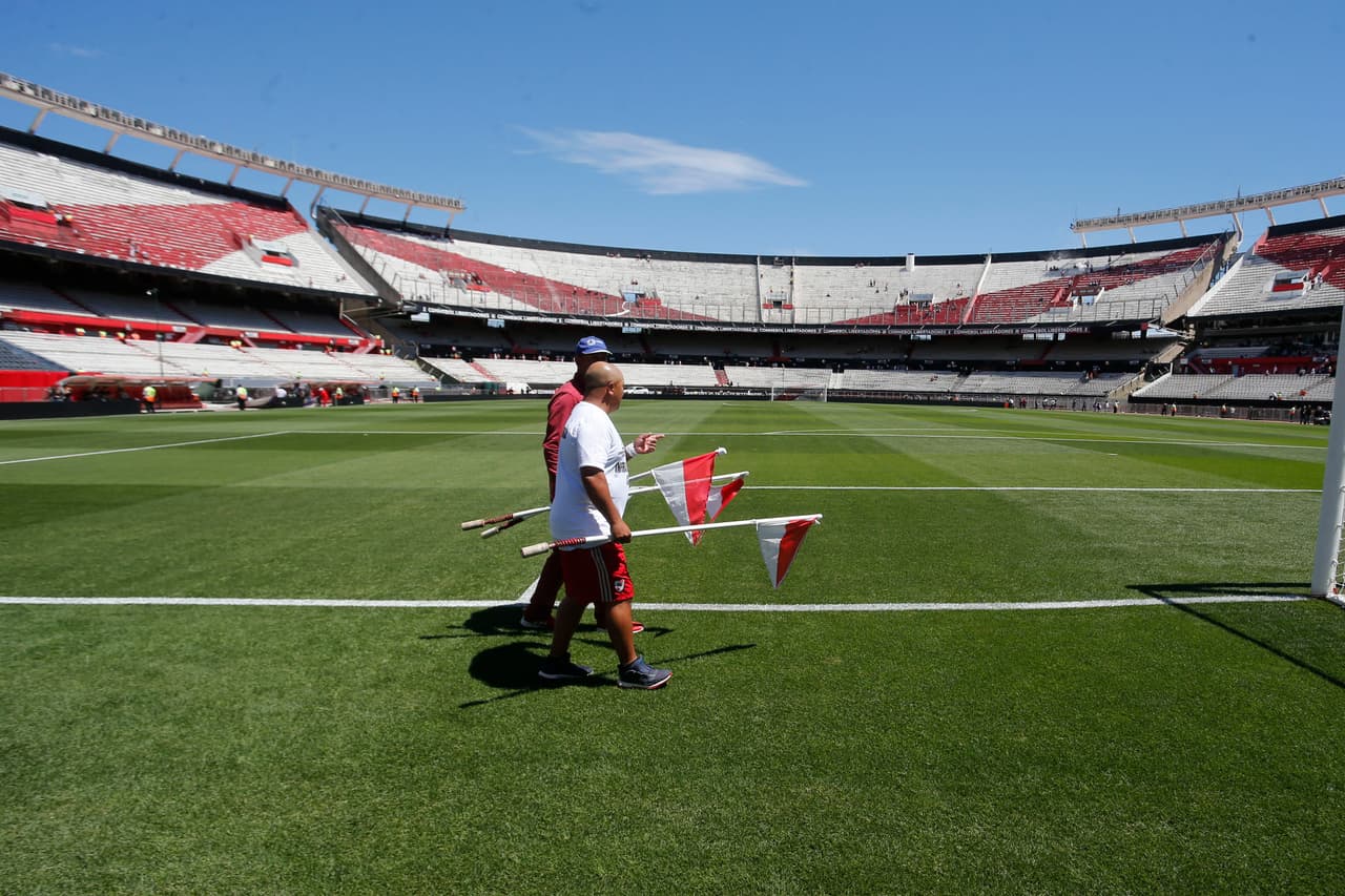 BUENOS AIRES, ARGENTINA - NOVEMBER 25: Stadium staff of River Plate remove pennants before the second leg of the final of Copa CONMEBOL Libertadores 2018 between River Plate and Boca Juniors at Estadio Monumental Antonio Vespucio Liberti on November 25, 2018 in Buenos Aires, Argentina. The match was suspended again today due to the attacks suffered by players of Boca Juniors on their arrival to the stadium yesterday, when was rescheduled for today. (Photo by Marcelo Hernandez/Getty Images)