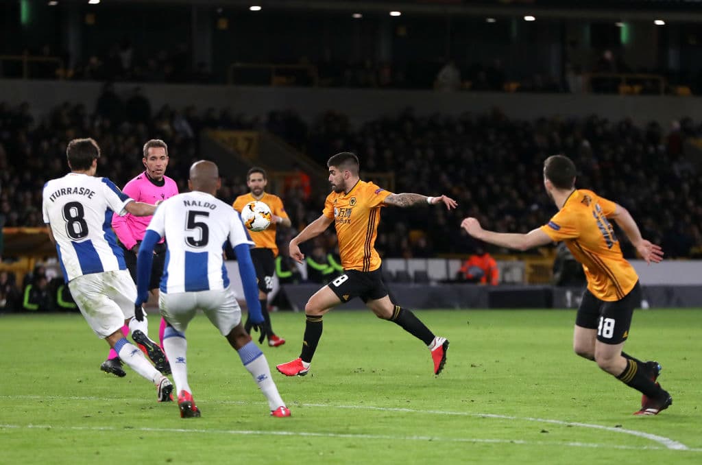 Neves baja el balón con el pecho y dispara de primera sin que el balón caiga al suelo.