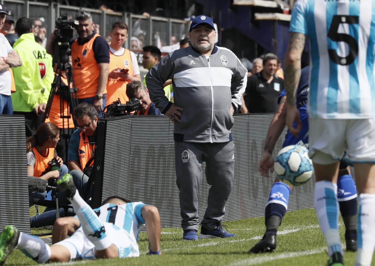 El Diego observa el desarrollo del encuentro.