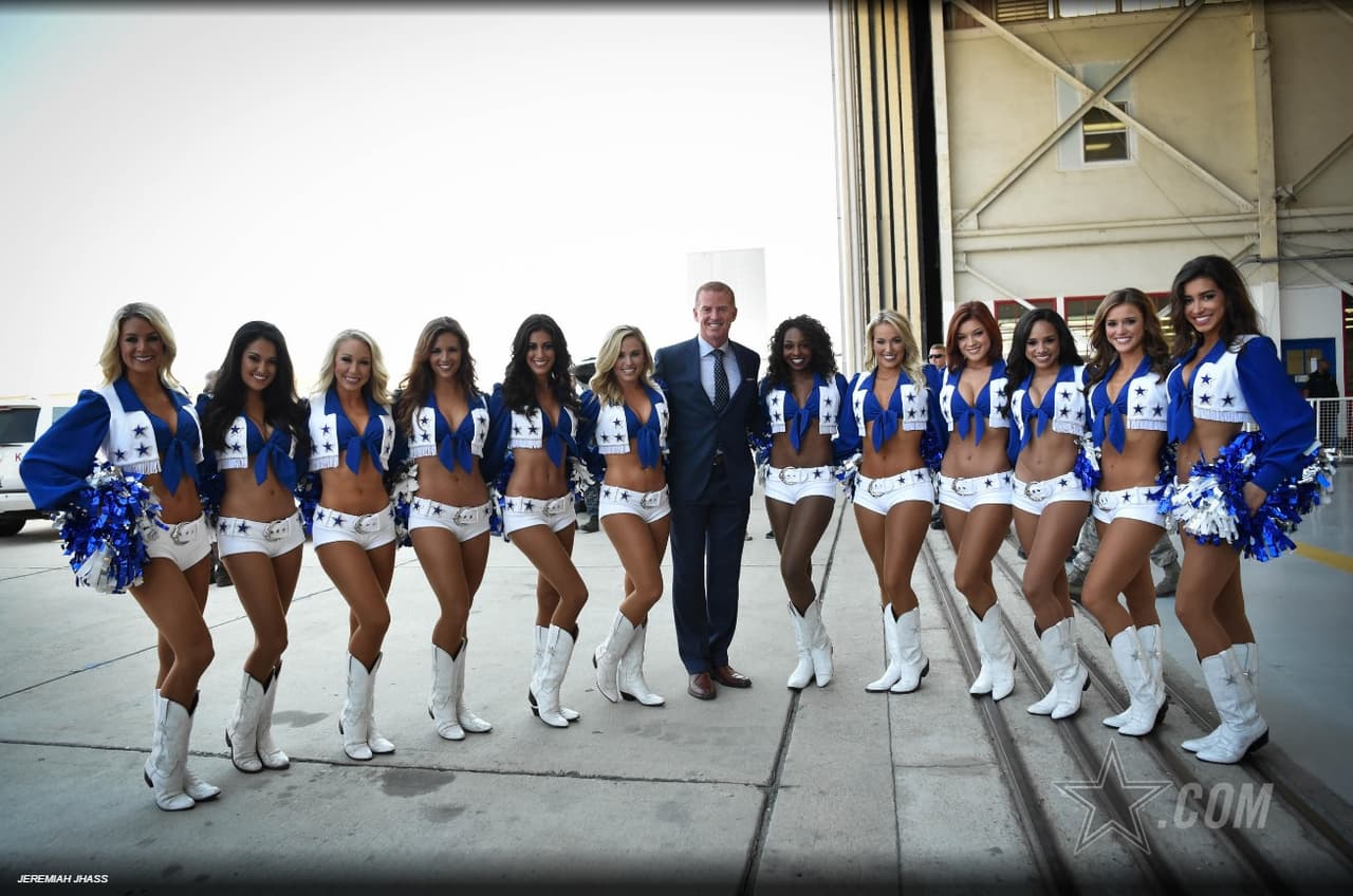 12 porristas de los Dallas Cowboys abrieron el campamento de entrenamiento del equipo en Oxnard, California.