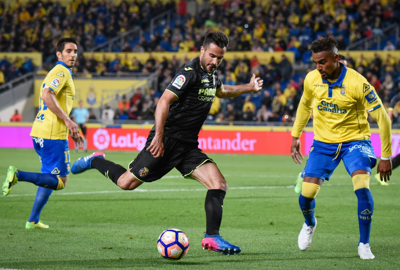 Mario Gaspar (Villarreal) por la banda derecha buscando el área rival ante la marca de Kevin-Prince Boateng.