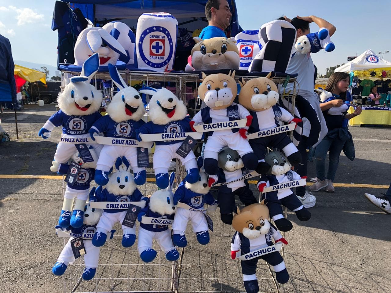 El estadio Azteca comienza a pintarse de azul para el juego entre la máquina y los tuzos.