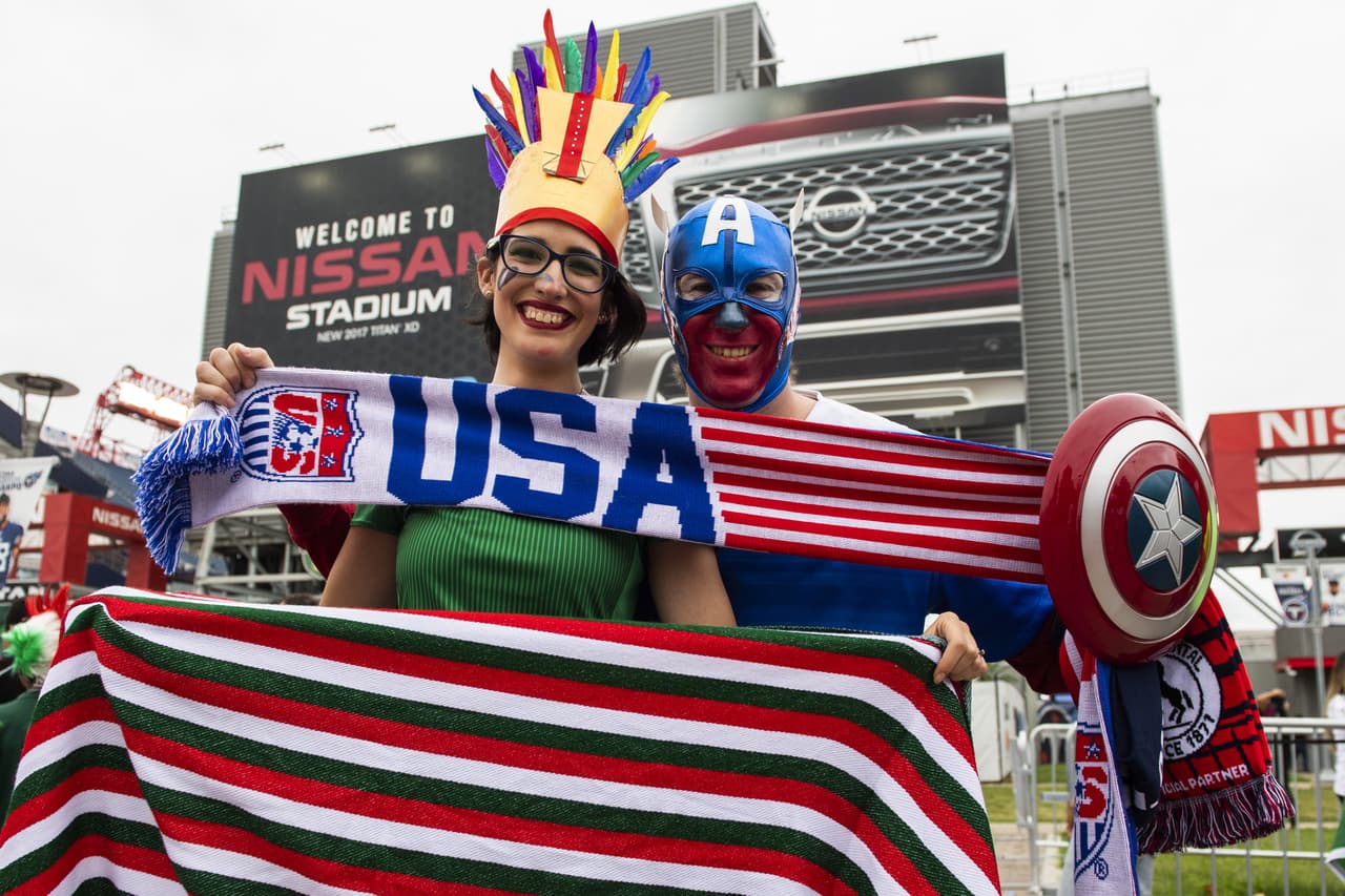 Gran colorido el que llevaron a las afueras del Nissan Stadium de Nashville, Tennesse aficionados de las selecciones de México y Estados Unidos previo a su juego amistoso este martes 11 de septiembre.