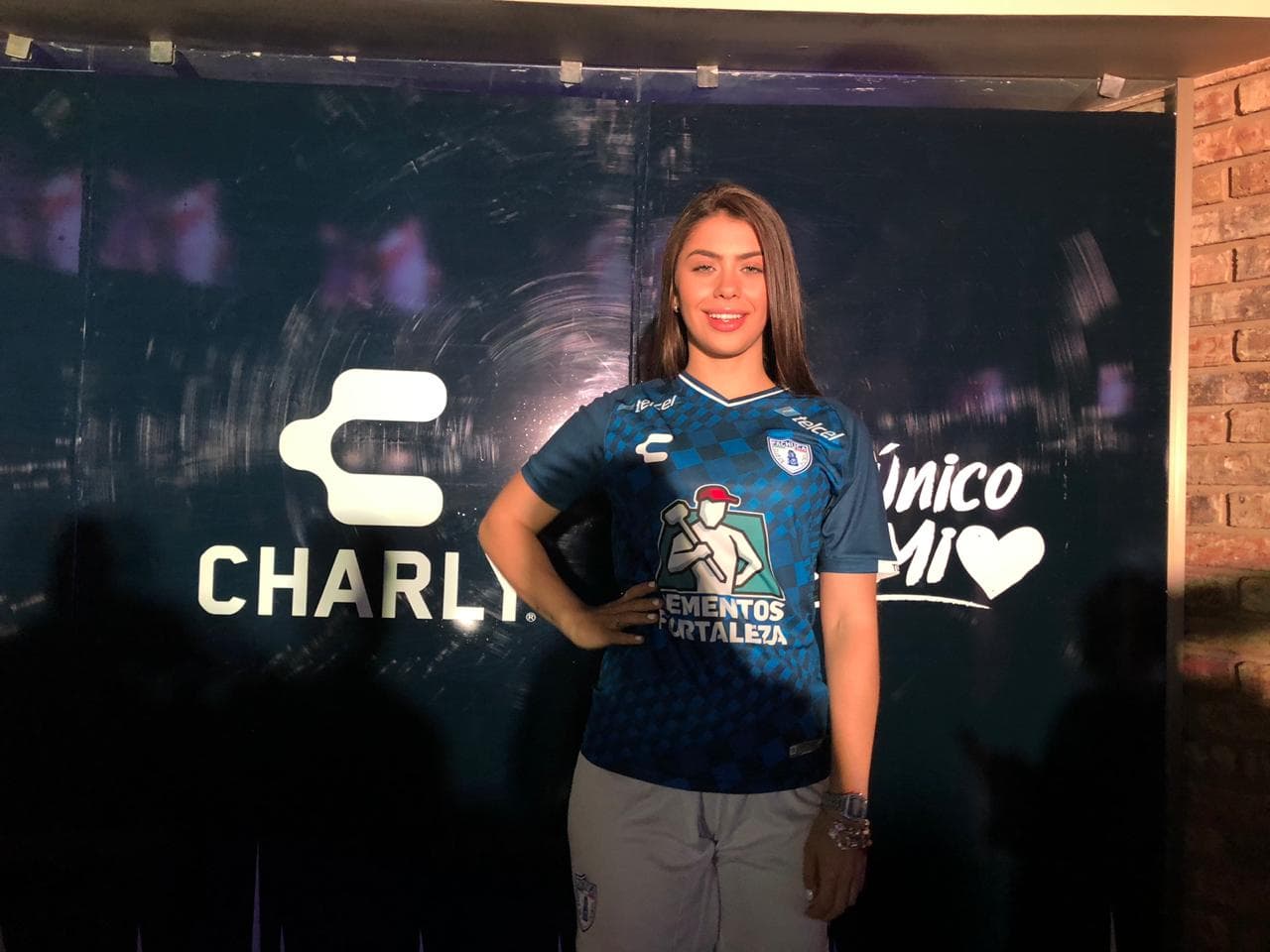 En la noche del viernes fue presentada la nueva playera del Pachuca con la que competirá en el Apertura 2019 de la Liga MX, con protagonismo de sus futbolistas del plantel masculino y femenino.