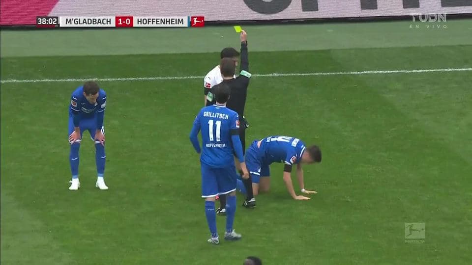 Tarjeta amarilla. El árbitro amonesta a Lars Stindl de Borussia Mönchengladbach