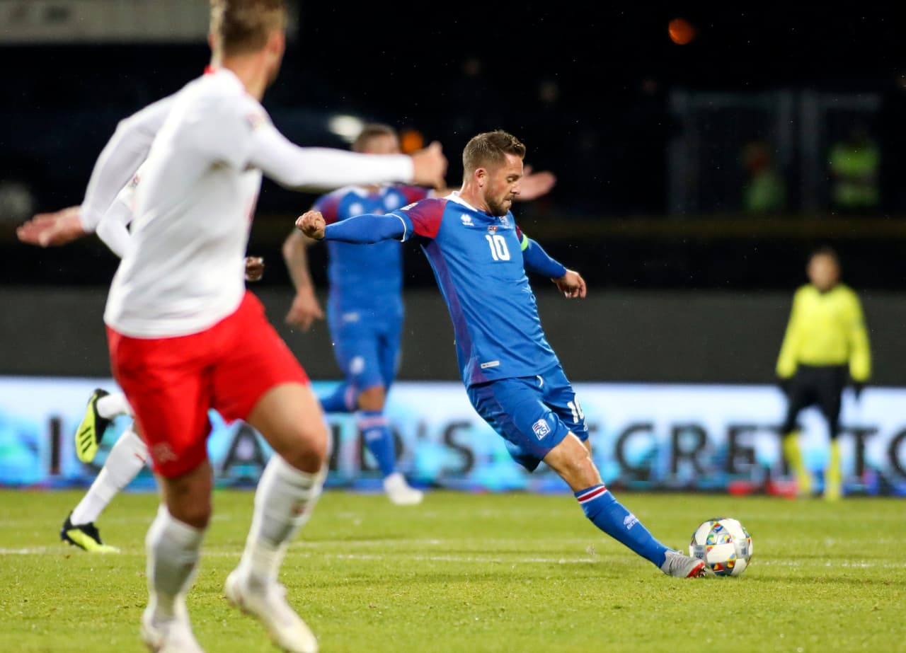 Aquí una de las llegadas casi al final de la primera parte del capitán del equipo Cenicienta de la pasada Euro, Gylfi Sigurdsson. Un tiro que le sacó gotas de sudor al portero suizo Yvon Mvogo.