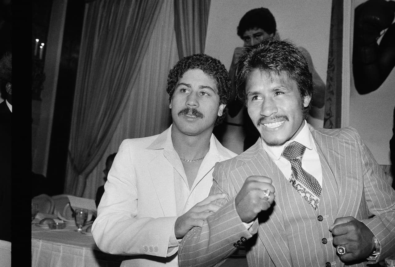 Aunque el terrible suceso fue uno de los golpes de vida más duros que ha recibido el campeón gallo y super gallo, demostró su entereza al acompañar a la familia del galés a su develación de placa en 2002.