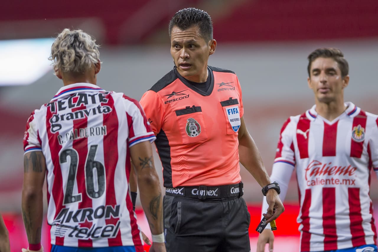 Una fuerte entrada sobre Omar Fernández derivó en una tarjeta roja directa.