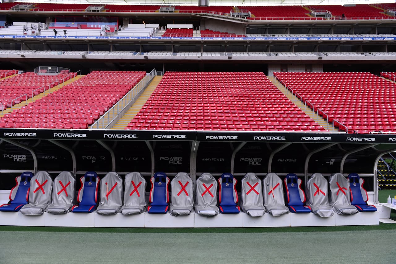 El estadio de las Chivas se ha desinfectado constantemente y cuenta con miles de despachadores de gel antibacterial. Los traslados de los equipos se realizan en autobús para evitar el uso de los aeropuertos. Los jugadores y el cuerpo técnico deben mantener una sana distancia social. Cada futbolista tendrá una botella individual para la hidratación. Además, los festejos entre jugadores están prohibidos.