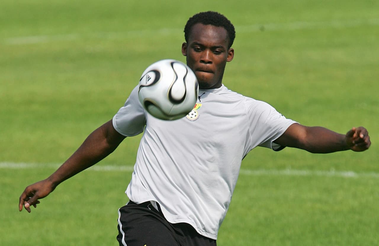 Michael Essien fue tercer lugar mundial Sub 17 en Nueva Zelanda 1999 con Ghana. Como profesional, fue un pilar del Chelsea en la era de Jose Mourinho, donde ganó dos Premiers League, cuatro FA Cup, una Copa de la Liga y la única Champions League que ostenta el club; previamente ganó dos veces la Ligue 1 con el Lyon.