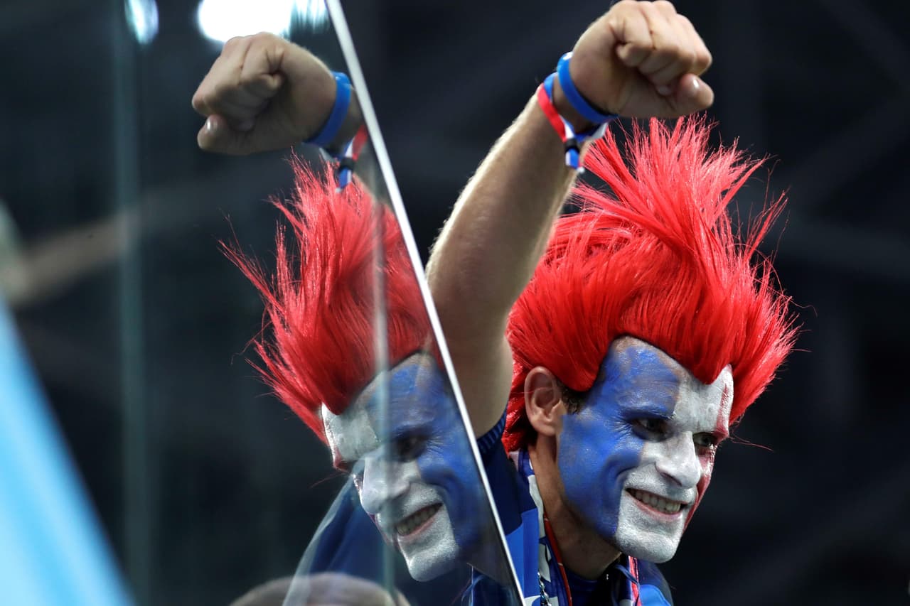 El colorido de los fanáticos de Francia y Bélgica en la semifinal de Rusia 2018 también tiene una muestra de la intensidad en la definición del primer finalista del Mundial.