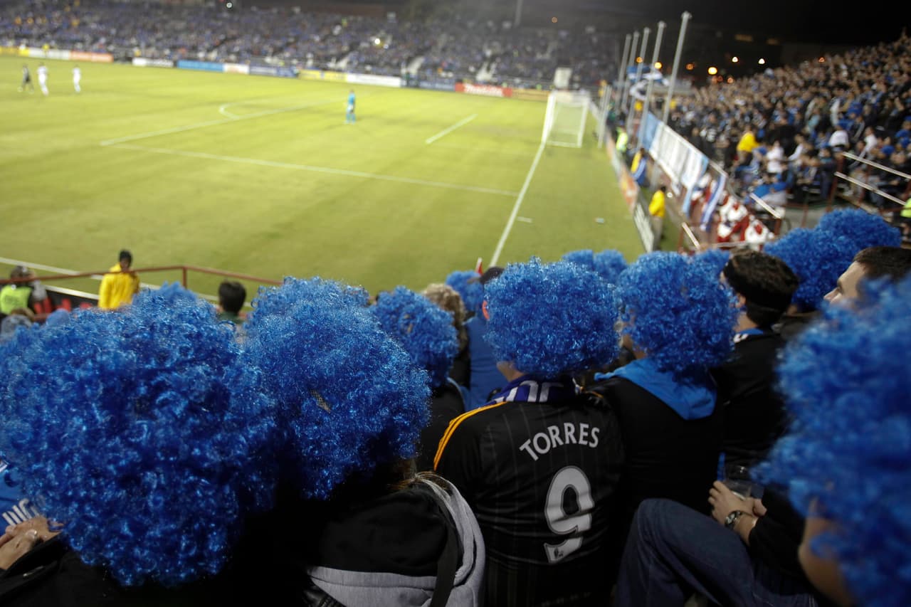 “Goonies never die” es una de las frases de los aficionados de los Earthquakes que han apoyado a su equipo en el área de la bahía, jugando en varios estadios durante las largas temporadas
