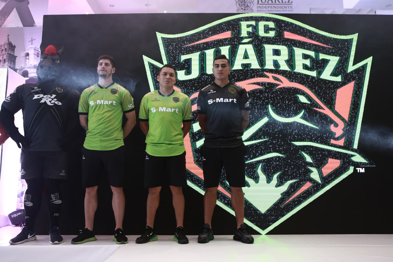 Los Bravos de Ciudad Juárez dieron a conocer sus uniformes para la que será una campaña muy especial, la de su debut en la máxima categoría del balompié mexicano. El equipo fronterizo mostró las tres equipaciones que plantea utilizar a lo largo del Apertura 2019, buscando cautivar a sus aficionados, para que compren las camisetas como pan caliente.