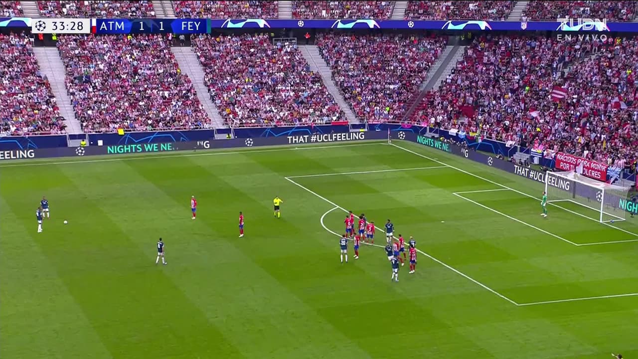 ¡GOL!  anota para Feyenoord. Dávid Hancko