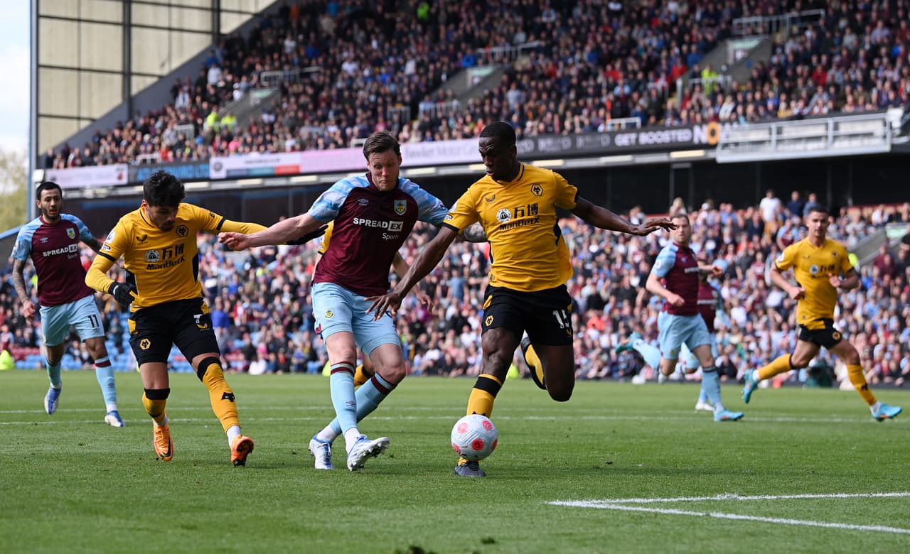 El delantero checo Matěj Vydra marcó la solitaria anotación con la que el Burnley derrotó a los Wolves.