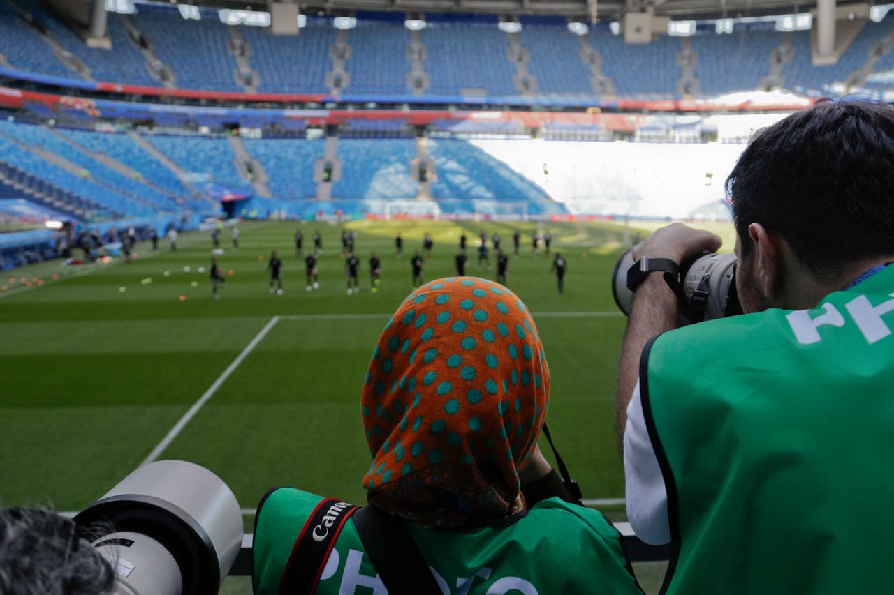 Fotógrafos iraníes echándole un vistazo a la práctica de su selección, que por estos días los hace pensar en algo grande, pero con con España y Portugal como rivales de grupo, se hace más pesado.