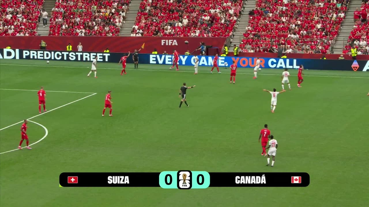 Arranca el partido y la pelota está en juego.
