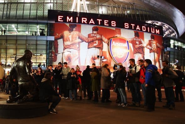 La afición del Arsenal vivió una fiesta en la tercera ronda de la FA Cup previo al duelo ante el Leeds Uniteds. Antes del partido, los alrededores del Emirates Stadium ya estaban repletos de fanáticos que iban a ver la vuelta de Thierry Henry.