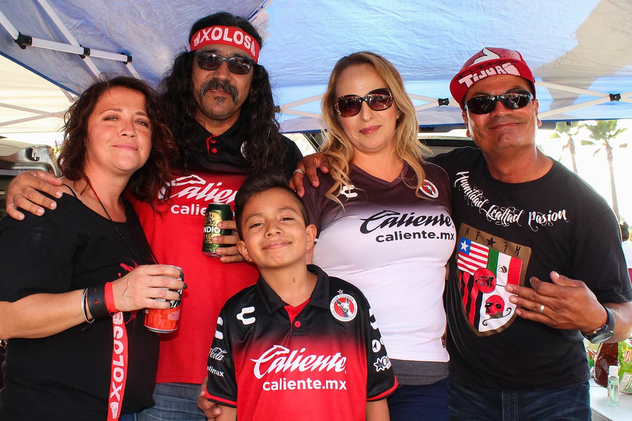 Los fanáticos se reunieron antes del juego en el estadio Caliente en medio de la celebración.