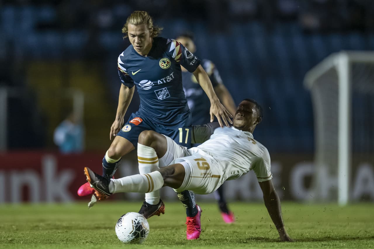 Sebastián Córdova comete falta sobre Jostin Daly al tratar de robarle el balón.