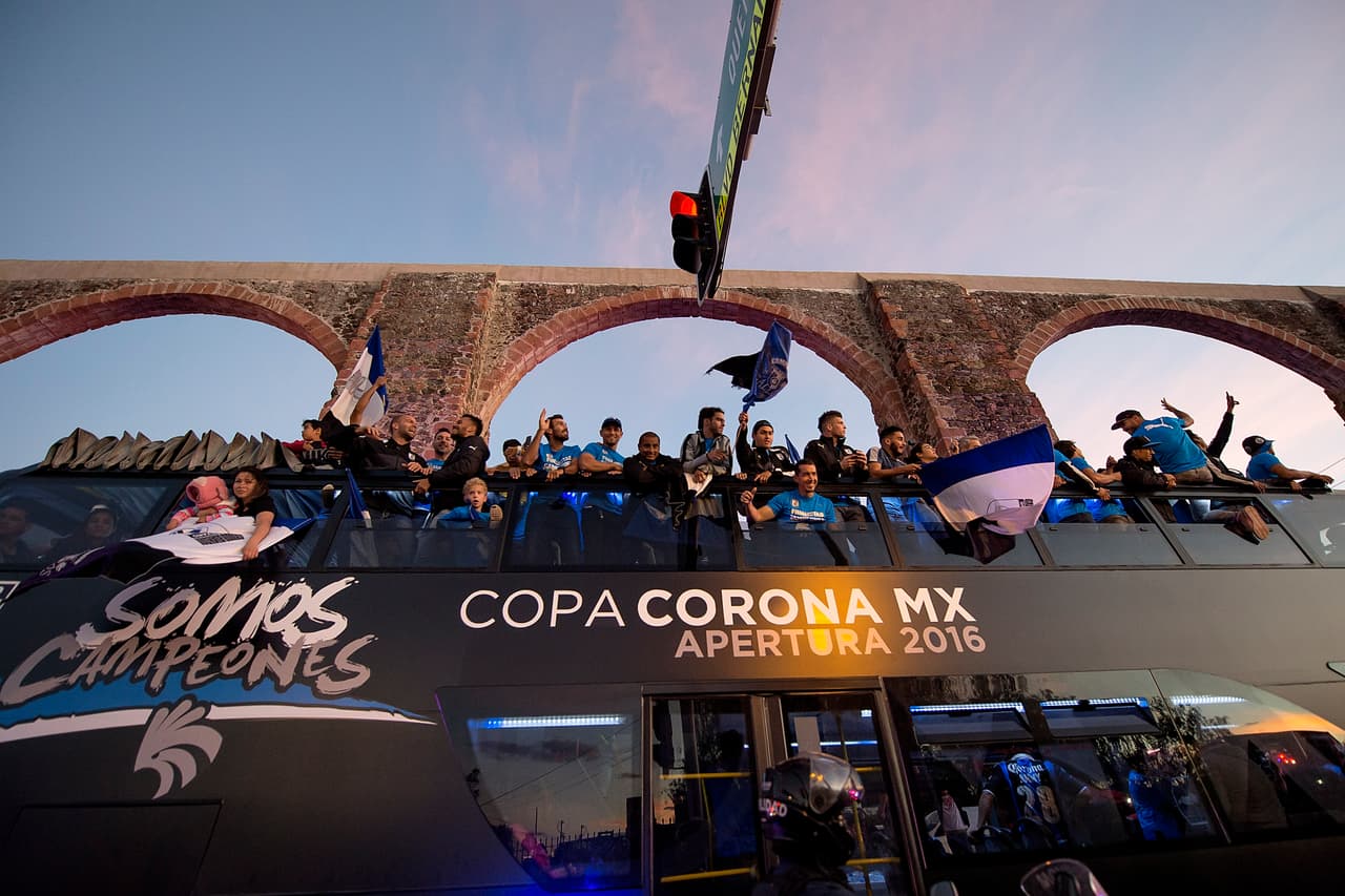 El convoy de los campeones y un segundo camión abordado por los familiares de los jugadores, fue escoltado por un comando de la Secretaría de Seguridad Pública del municipio de Querétaro, a fin de mantener el orden.