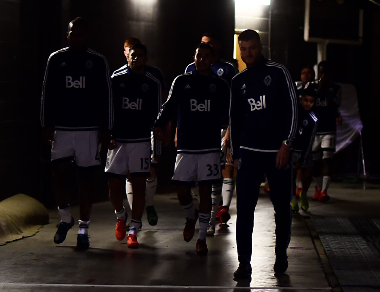 La entrada de los Whitecaps al calentamiento previo, con Kendall Waston, Matías Laba y Cristian Techera.
