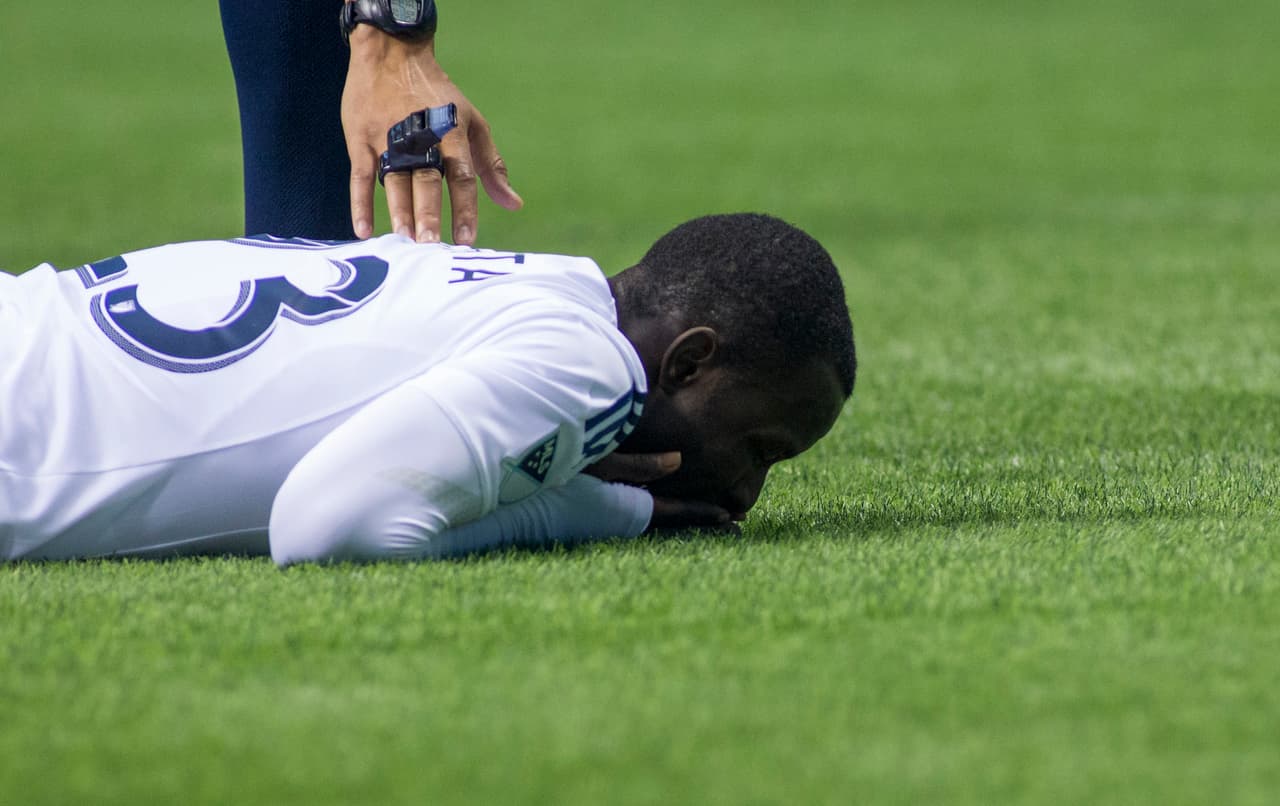 Kekuta Manneh se lesionó su tobillo y debió salir a los 26 minutos de partido. El argentino Mauro Rosales tomó su lugar.
