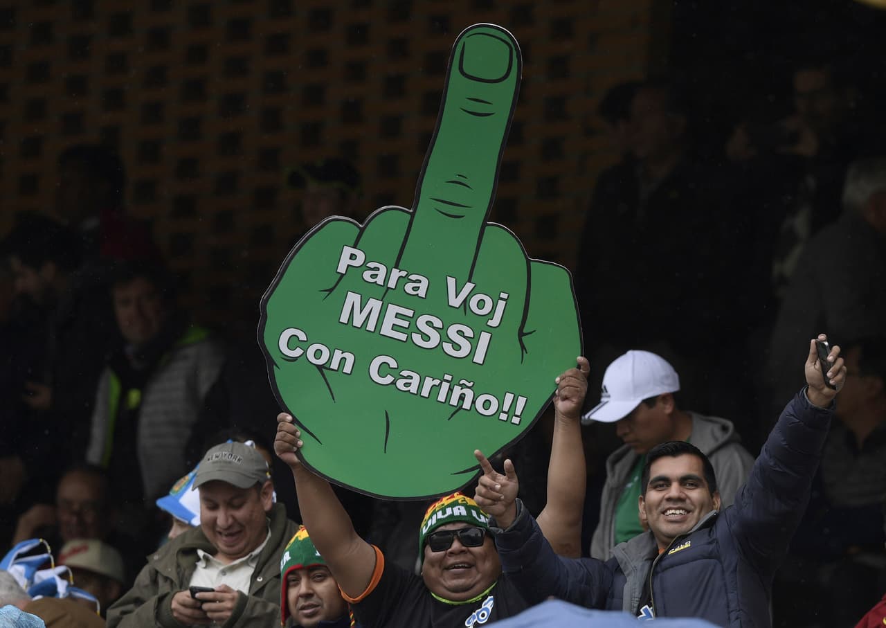 La afición boliviana le dejó un recadito a la estrella de Argentina, Lionel Messi.