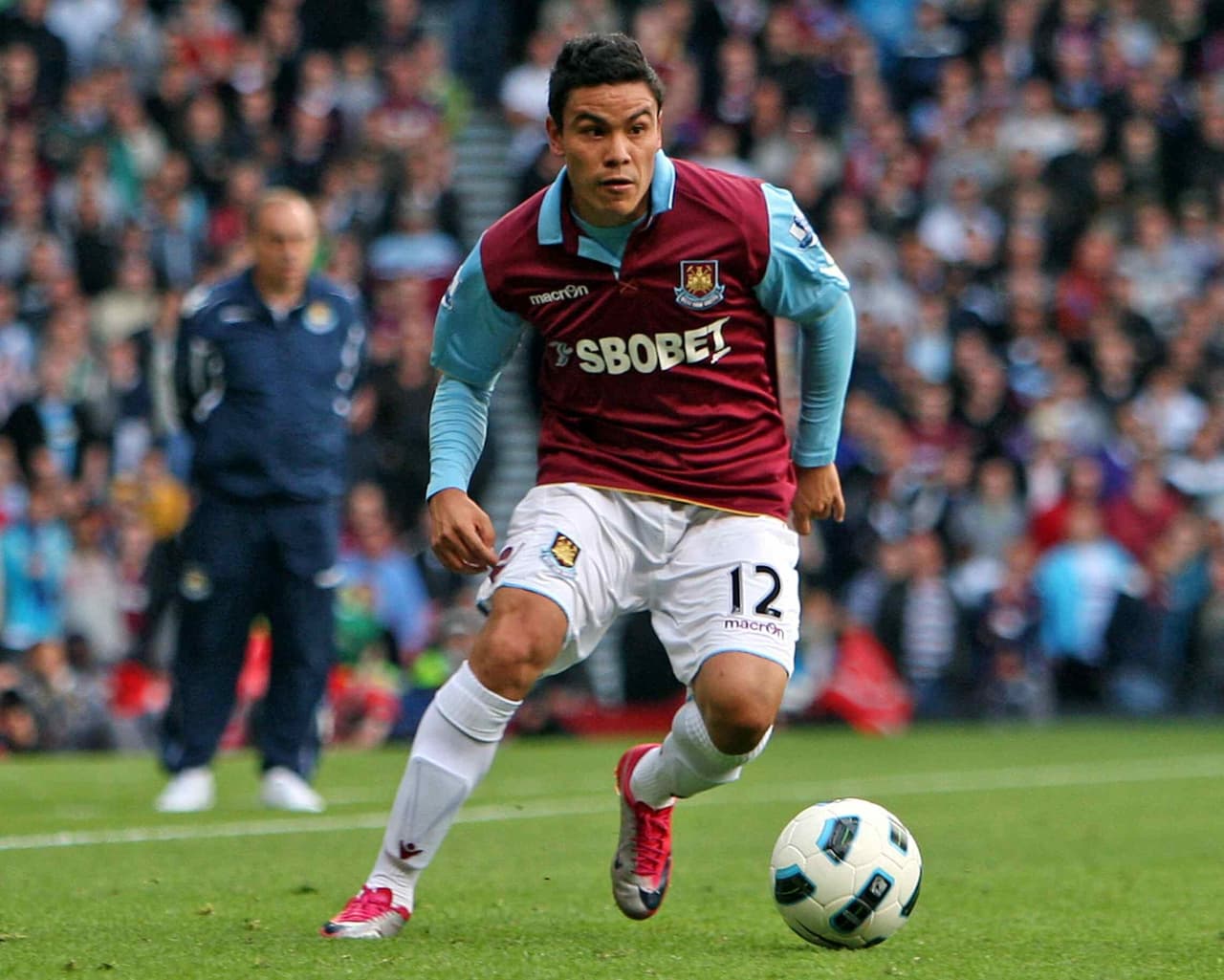 Aunque Pablo Barrera aterrizó en Europa en el 2010 comprado por el West Ham, su única anotación la registró prestado al Zaragoza del 'Vasco' Aguirre en 2011. En su temporada de debut en la Premier, 'Dinamita' descendió con el West Ham .