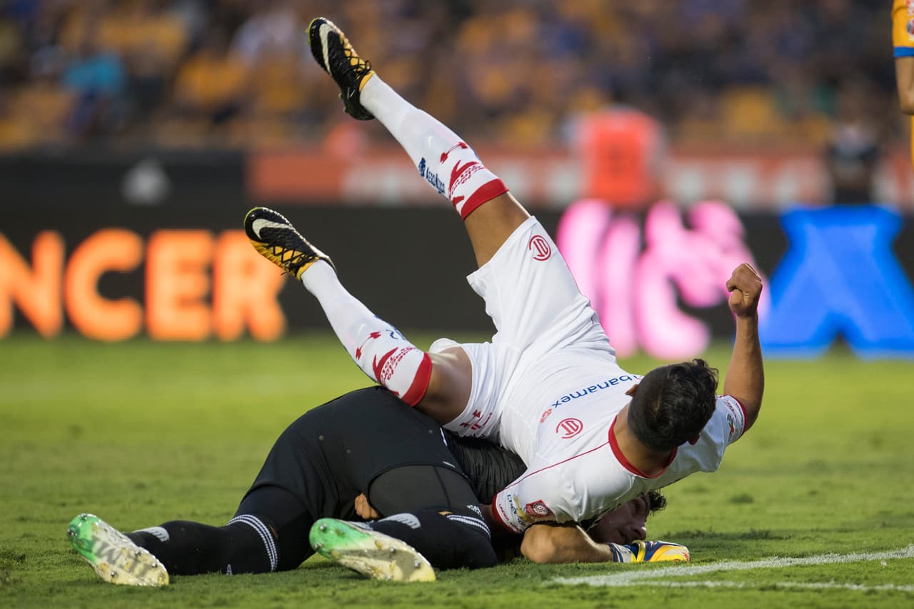 Casi al iniciar el encuentro, Nahuel Guzmán se tuvo que rifar el físico en una apretada jugada que nos dejó esta postal.