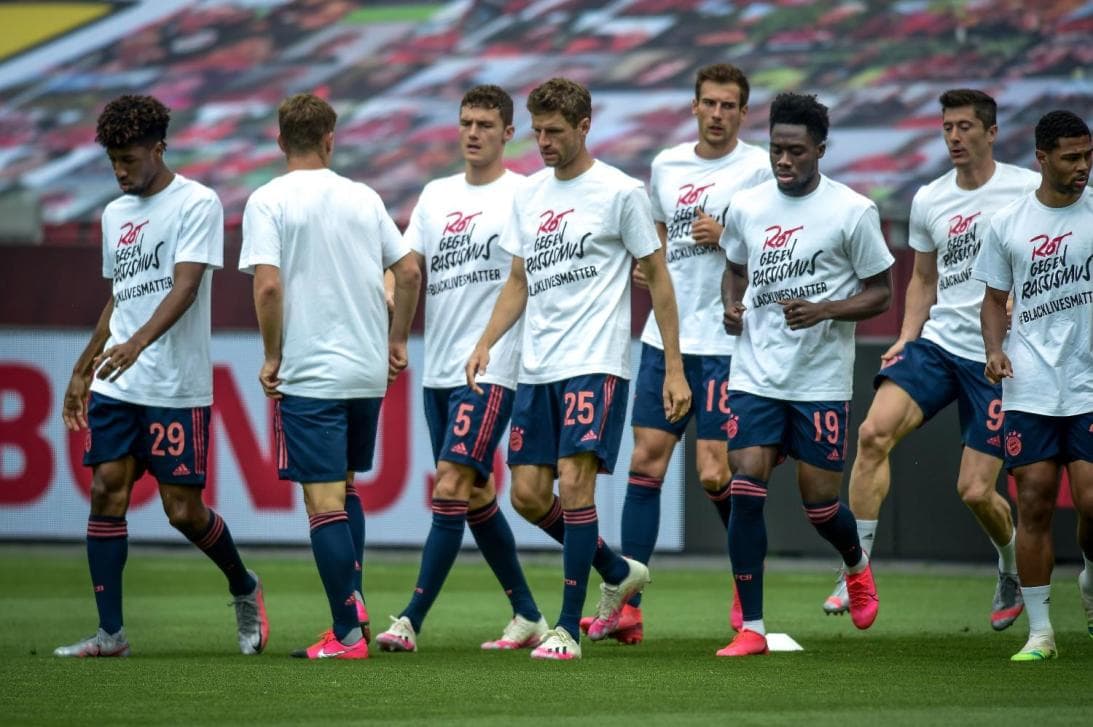 Las figuras del Bayern München calientan previo al encuentro con camisetas en apoyo al movimiento Black Lives Matter.