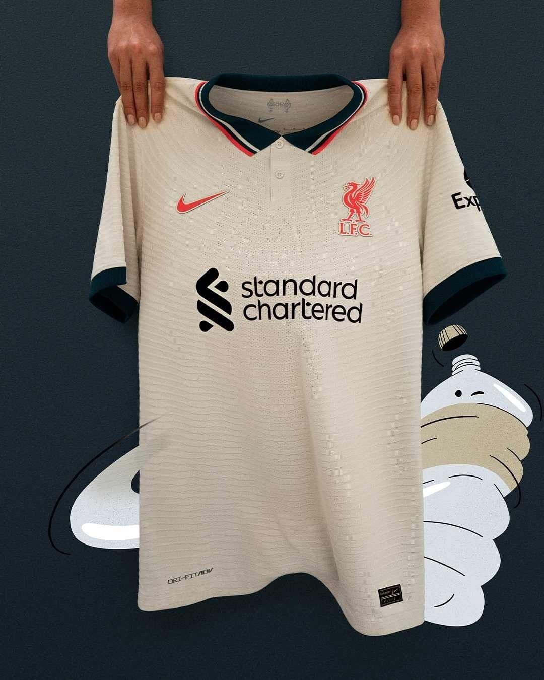 Liverpool le apostó a la ecología y sus playeras están hechas con plástico.