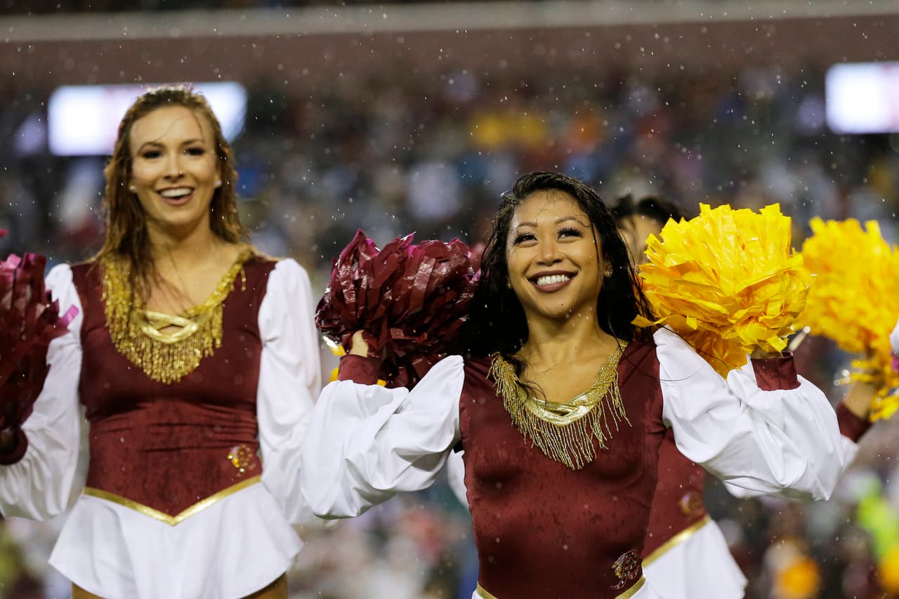 Las animadoras de los equipos de la NFL le dieron ese ingrediente extra al espectáculo y la fiesta del fútbol americano estadounidense, incluso, sin temer al clima en algunos casos.