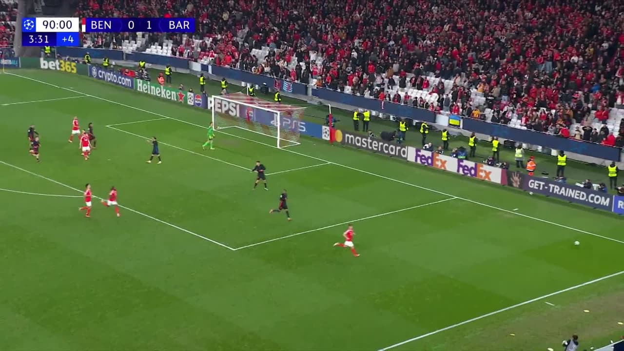 ¡TIRO ATAJADO! disparo por Renato Sanches.