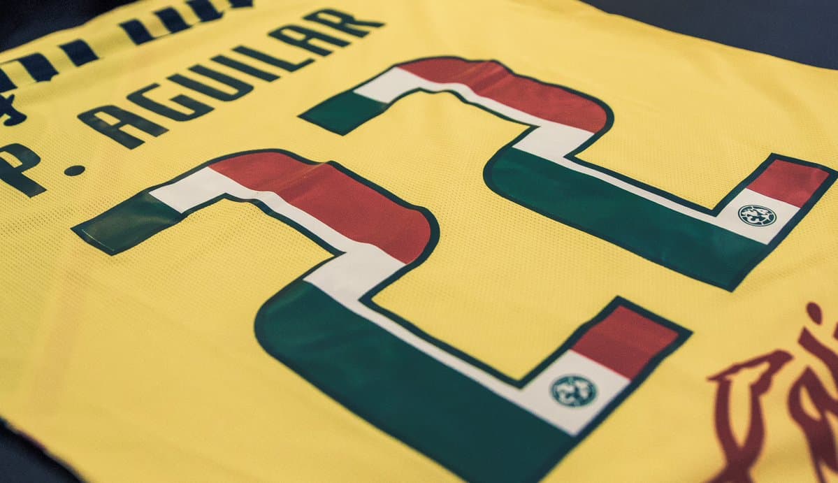 Este es el diseño conmemorativo que se aprecia en los uniformes de los futbolistas.