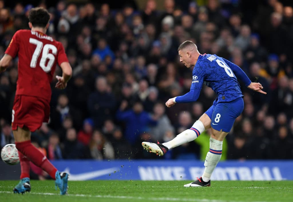 Ross Barkley saque un potente disparo cruzado que deja sin opciones al portero Adrián.