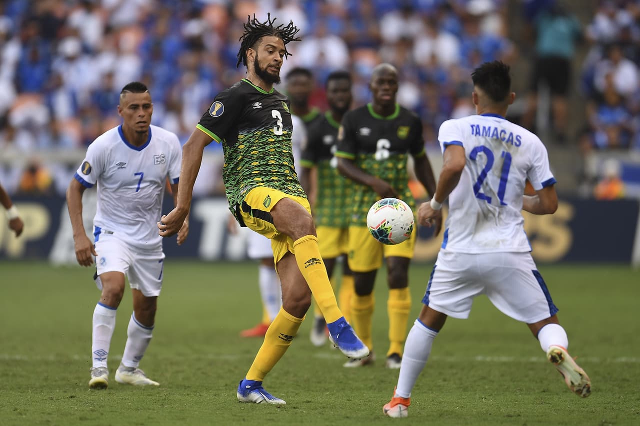 El Salvador ejercía presión constante en la zona central del campo.