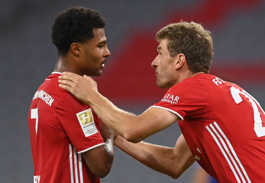 Lewandowski centró con un espectacular rabona para que el medio alemán definiera de volea.