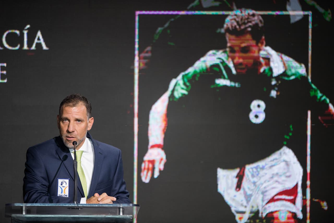 Alberto García Aspe fue otro de los jugadores retirados que recibió la investidura.