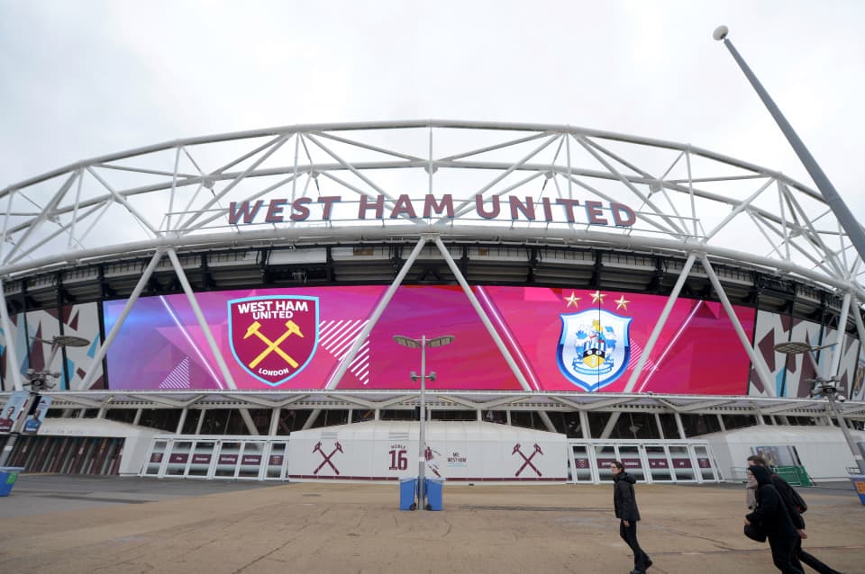 <b>West Ham United – London Stadium</b>
<br>Es el escenario ideal para tener un partido a puertas cerradas, el río que lo rodea hace mucho más sencillo el acceso. El espacio entre la cancha y las gradas lo hace perfecto para la distancia social. En Newham hay 955 casos de coronavirus.