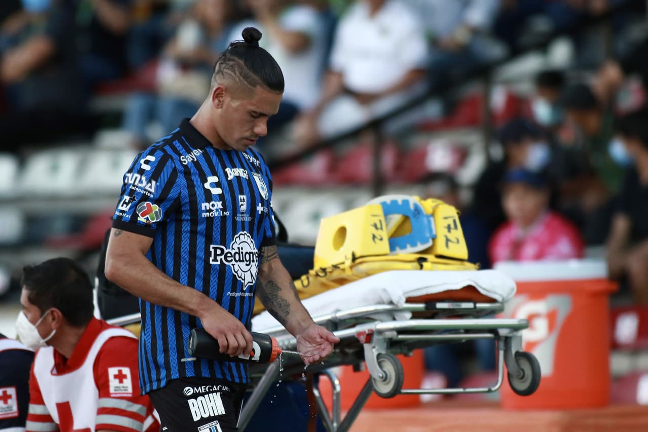 La polémica llegaba al cuarto de hora cuando el árbitro consultaba con el VAR una entrada de Jonathan Dos Santos. Tras la consulta, Marco Antonio Ortiz le mostraba la tarjeta roja.