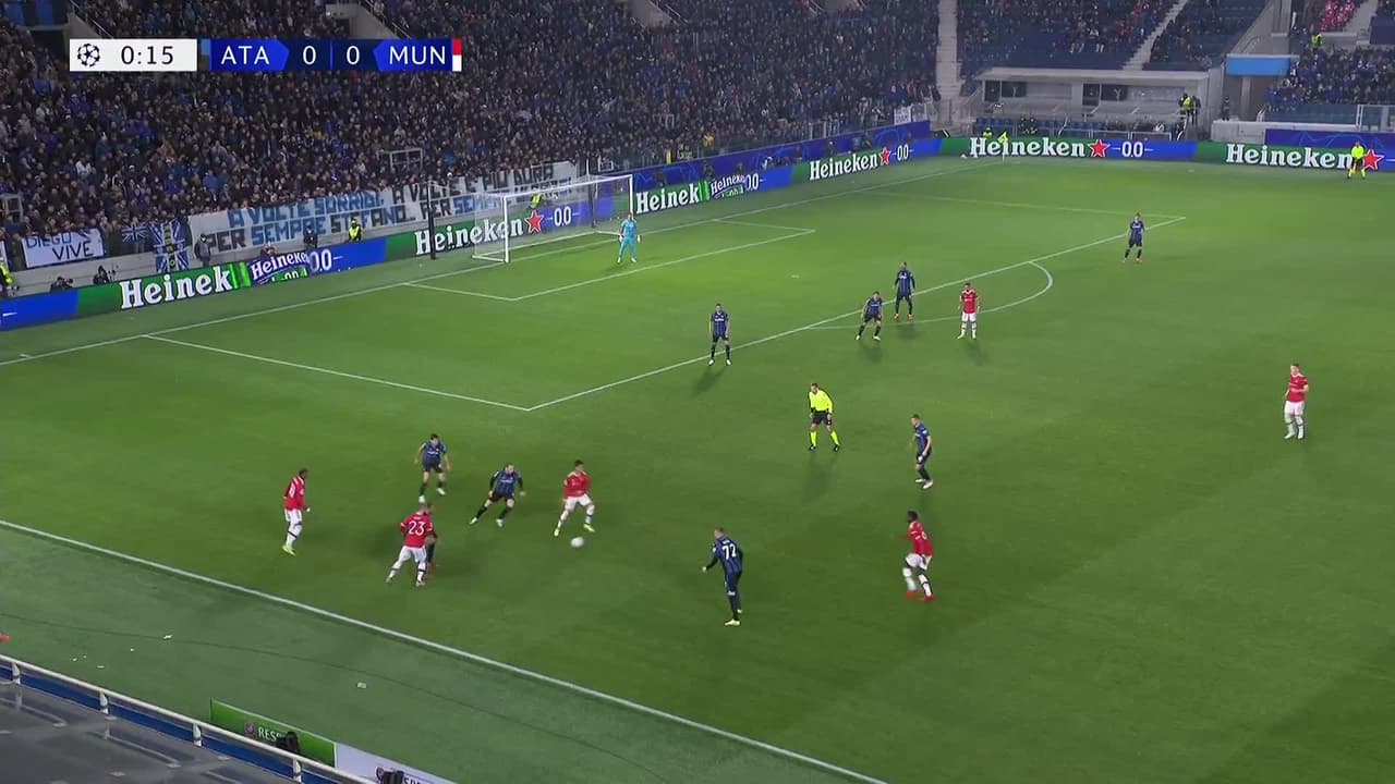 ¡TIRO ATAJADO! disparo por Cristiano Ronaldo.