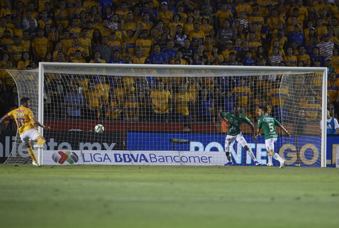 Pero así logró definir Gignac, un delantero que suele fallar muy poco en el área con ocasiones de gol que son claras o favorables.