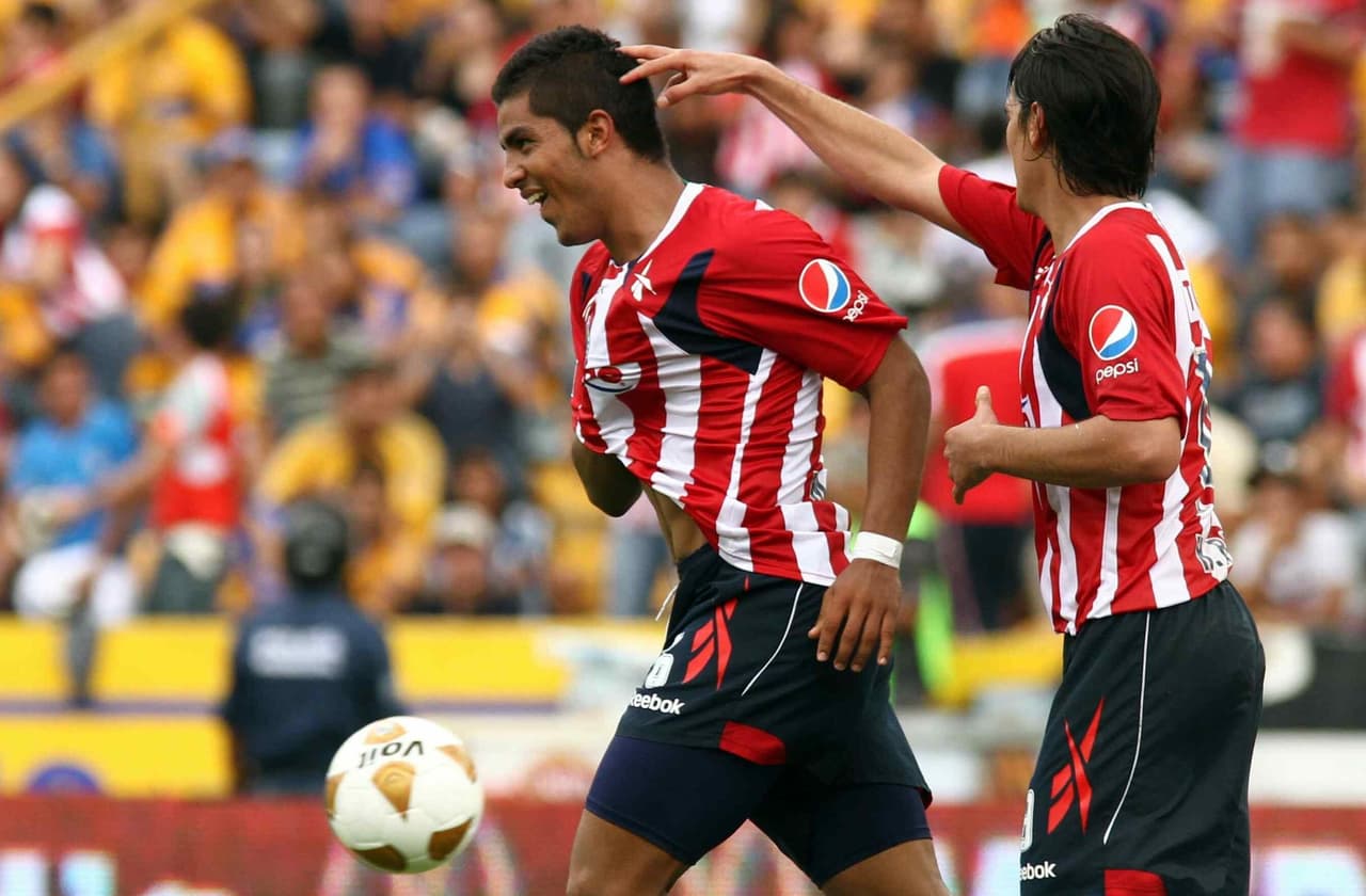 Inició su carrera futbolística en las inferiores del LA Galaxy y en 2005 se mudó a la Perla Tapatía para enlistarse en cuadro rojiblanco.