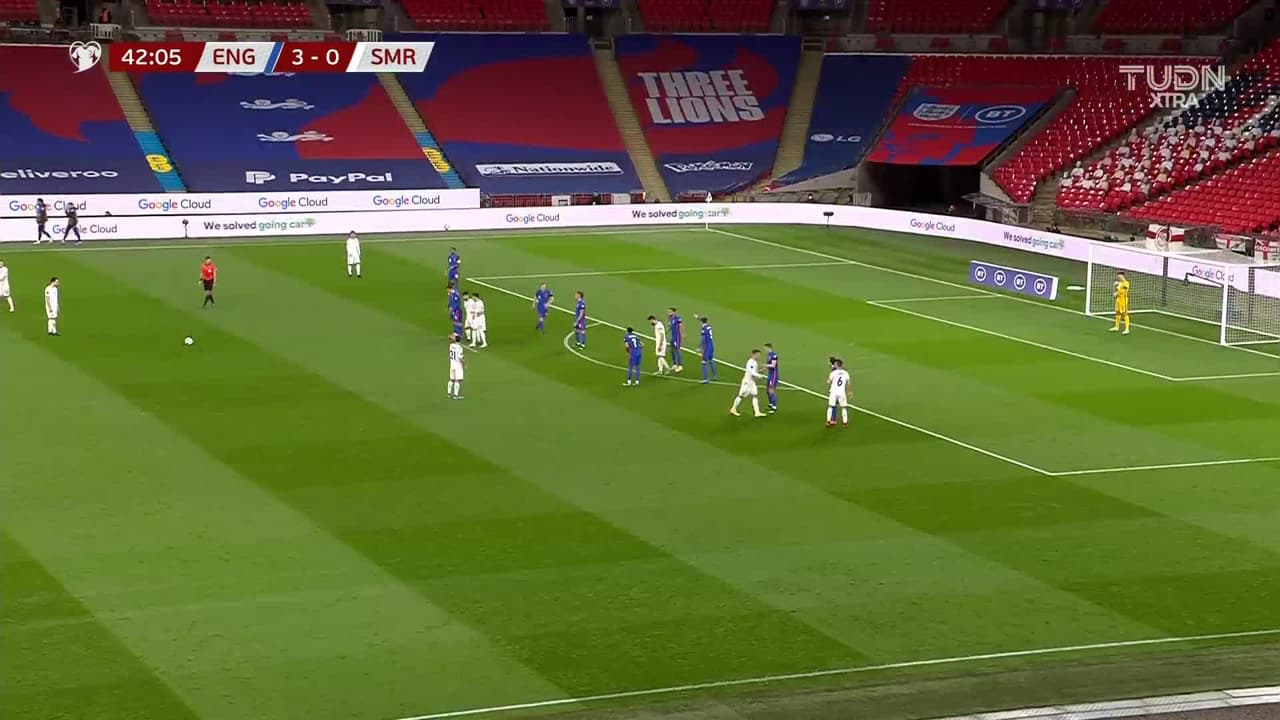 ¡TIRO ATAJADO! disparo por Jesse Lingard.