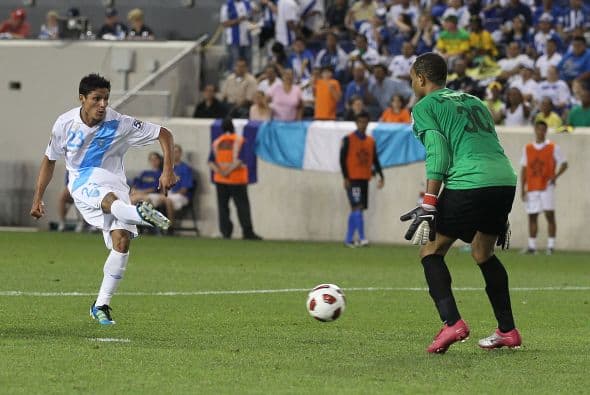 El disparo de Jairo Arriola no fue gol aunque el portero Shemel Luison de Granada parezca vencido, esas cosas del fútbol.