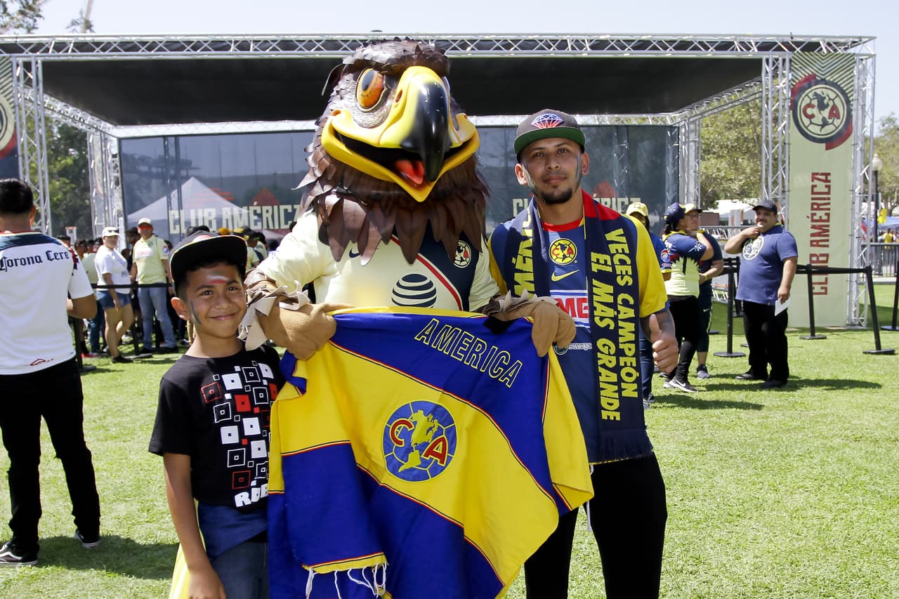 Los hinchas de América y Chivas de Guadalajara vivieron en Los Angeles una edición del Clásico Nacional en medio de la rivalidad de dos grandes y la hermandad entre dos clubes del mismo país.