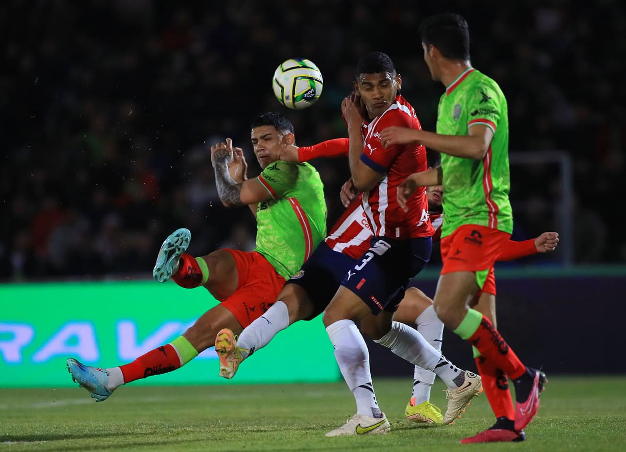 Chivas derrota a Bravos con goles de Víctor Guzmán y Carlos Cisneros para mantenerse invicto como visitante en el Clausura 2023 de la Liga MX.